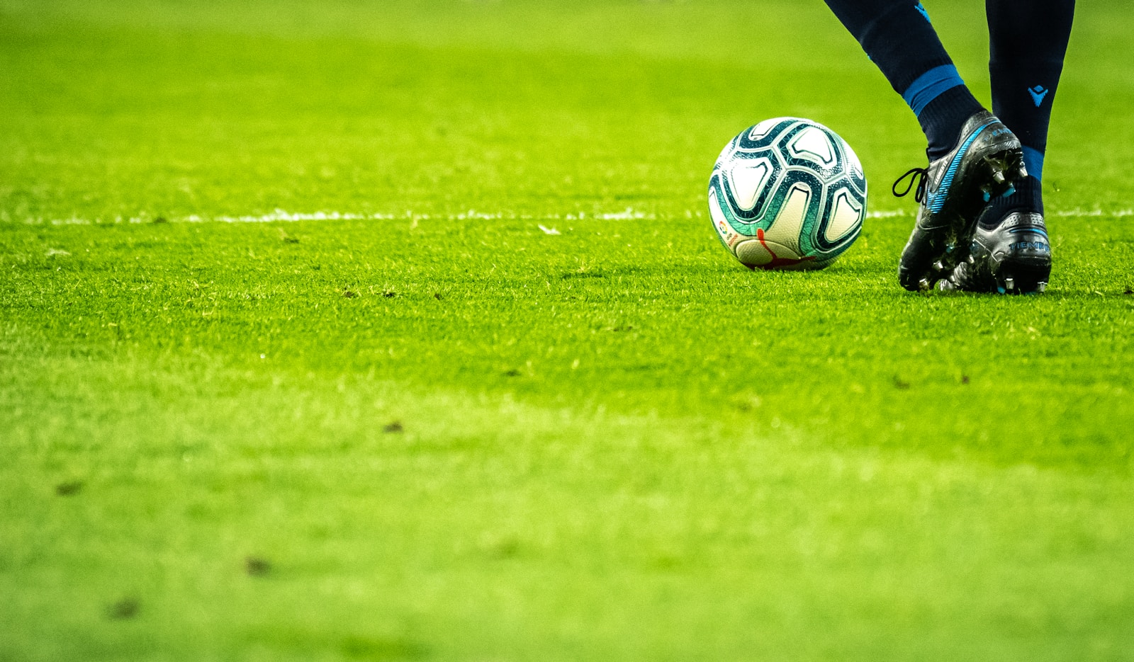 db体育 — 篮球场地与运动剪影